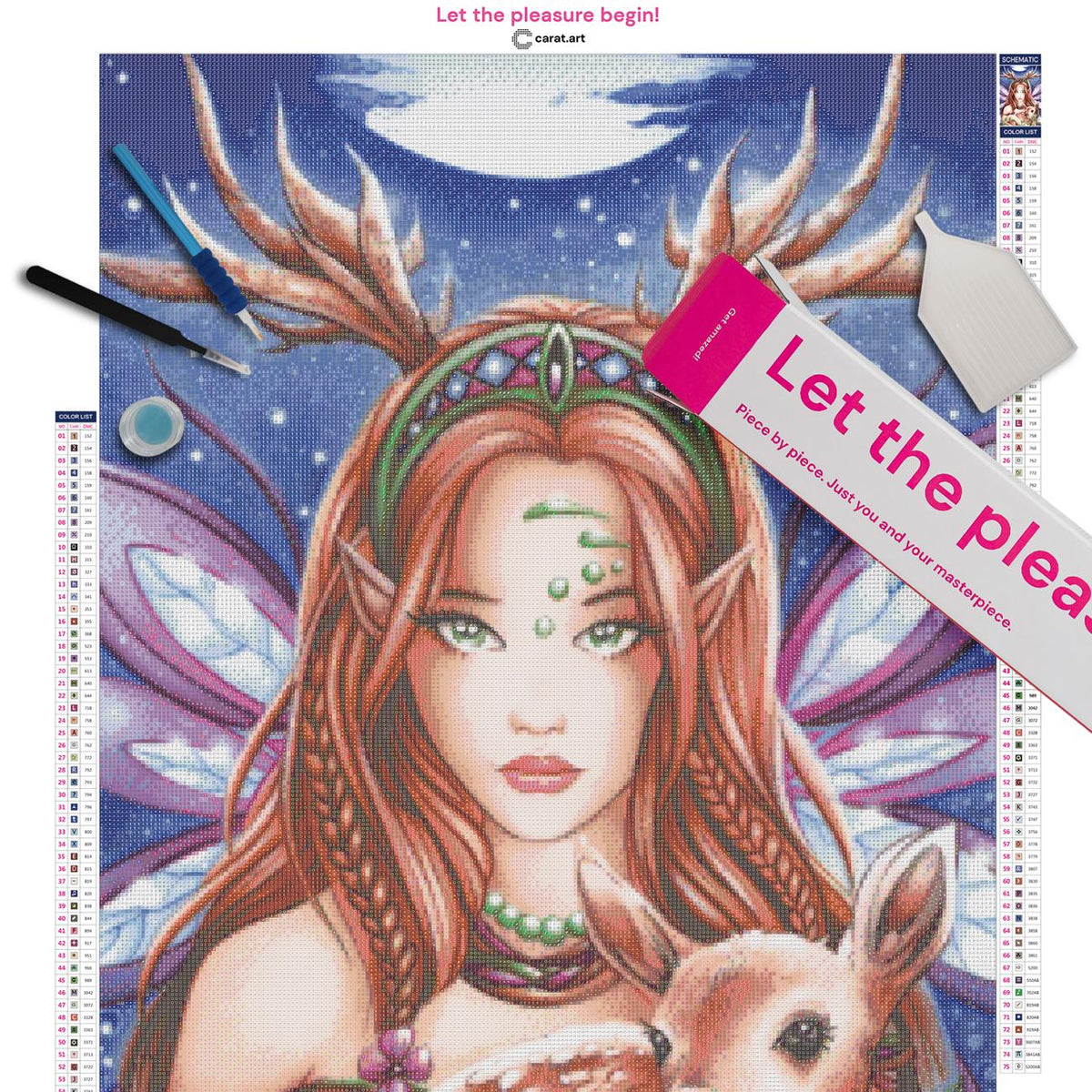 Diamond Painting Set mit Elfe mit Geweih, spitzen Ohren, zartlila Flügeln und langem braunem Haar, die ein kleines Rehkitz im Arm hält, umgeben von grünen Blättern und nächtlichem Sternenhimmel inklusive Leinwand, cearat.com Karton und hochwertigem Zubehör