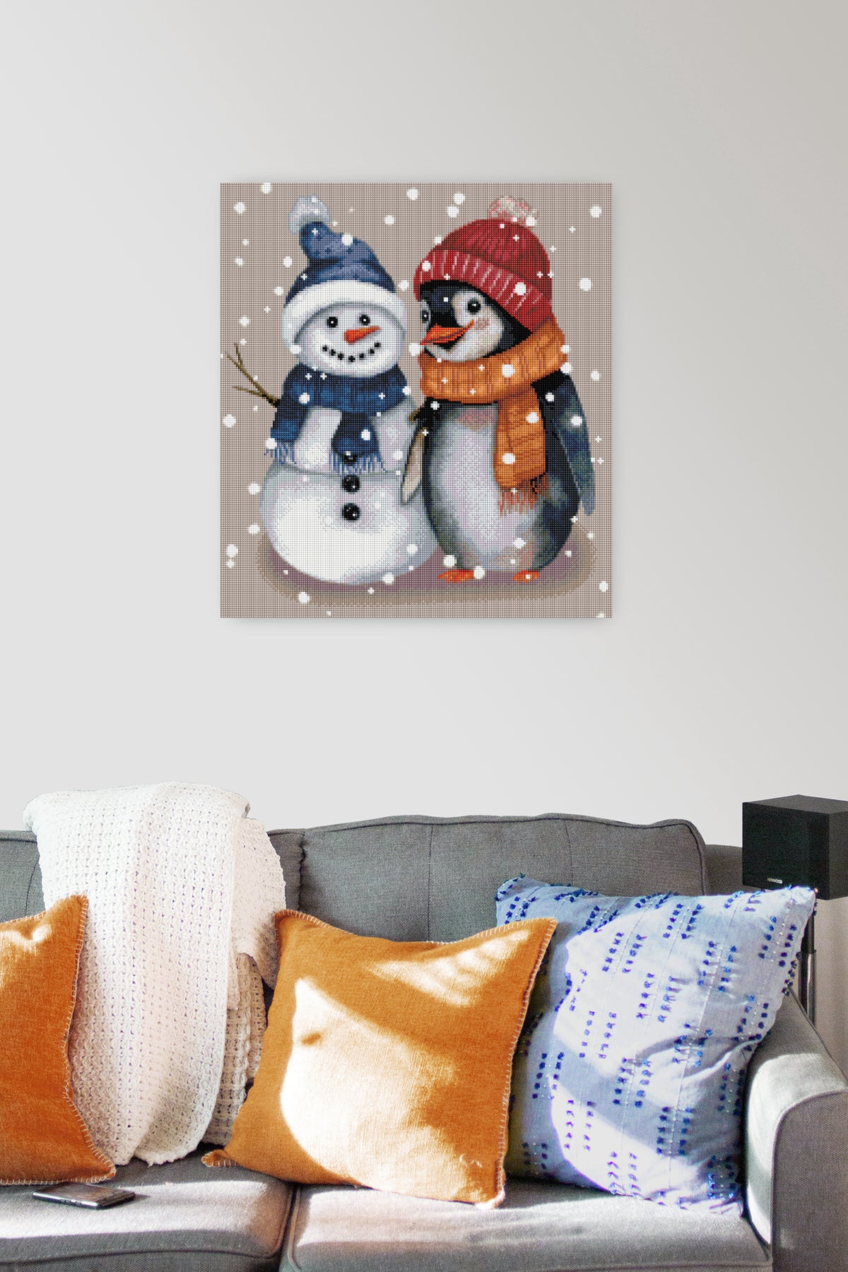 Diamond Painting Set mit kleinem Pinguin und kleinem Schneemann, beide mit Schal und Mütze, umgeben von tanzenden Schneeflocken inklusive Leinwand, cearat.com Karton und hochwertigem Zubehör