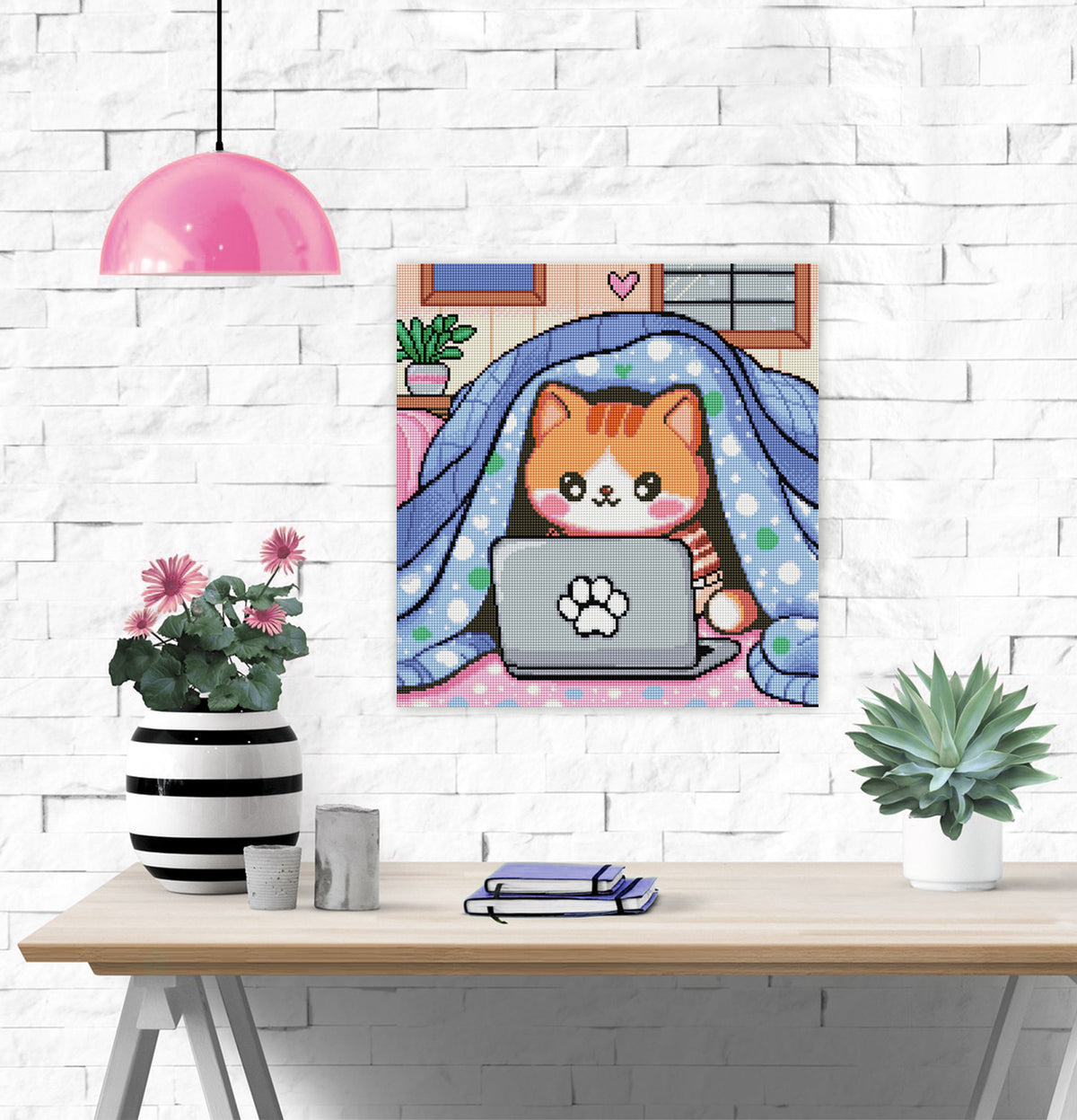 Niedliches Diamond Painting mit getigertem Kätzchen, Decke und Laptop als gemütliche Wanddekoration